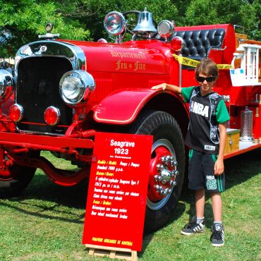 Camion de pompiers et jeune visiteur